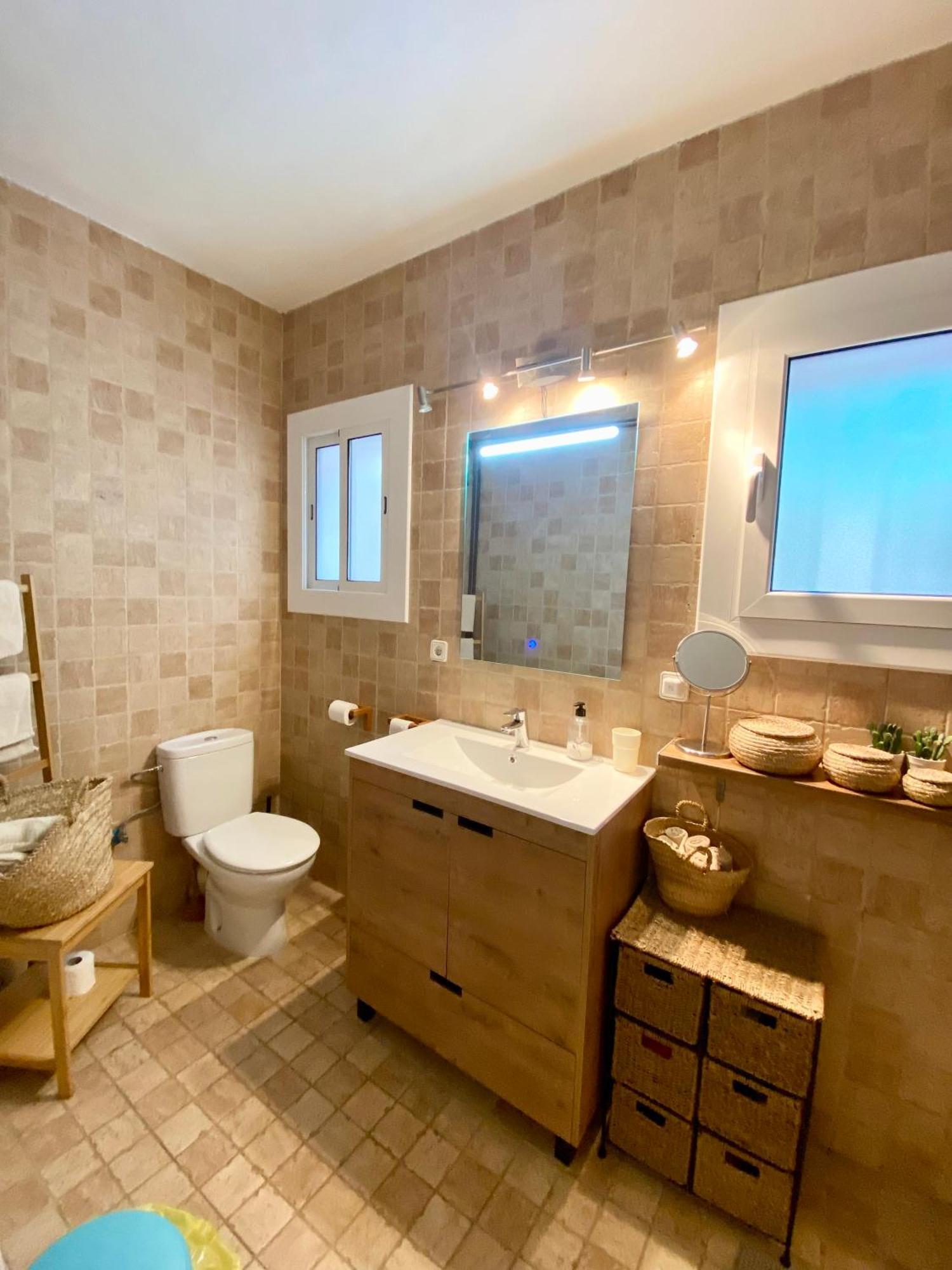 Seaside In Steps From Beaches With Private Patio *