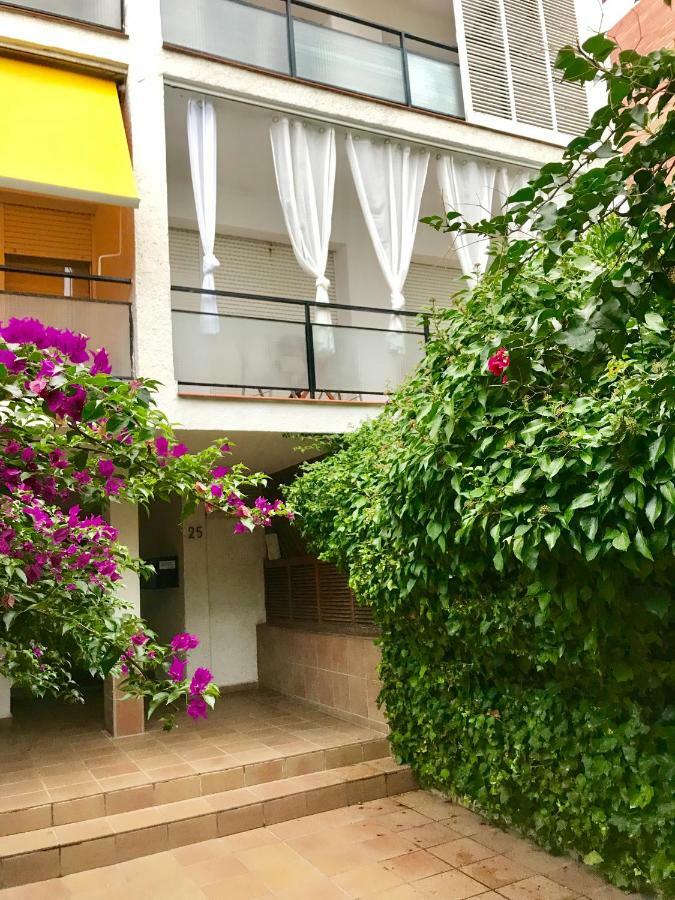 Seaside In Steps From Beaches With Private Patio Apartment *